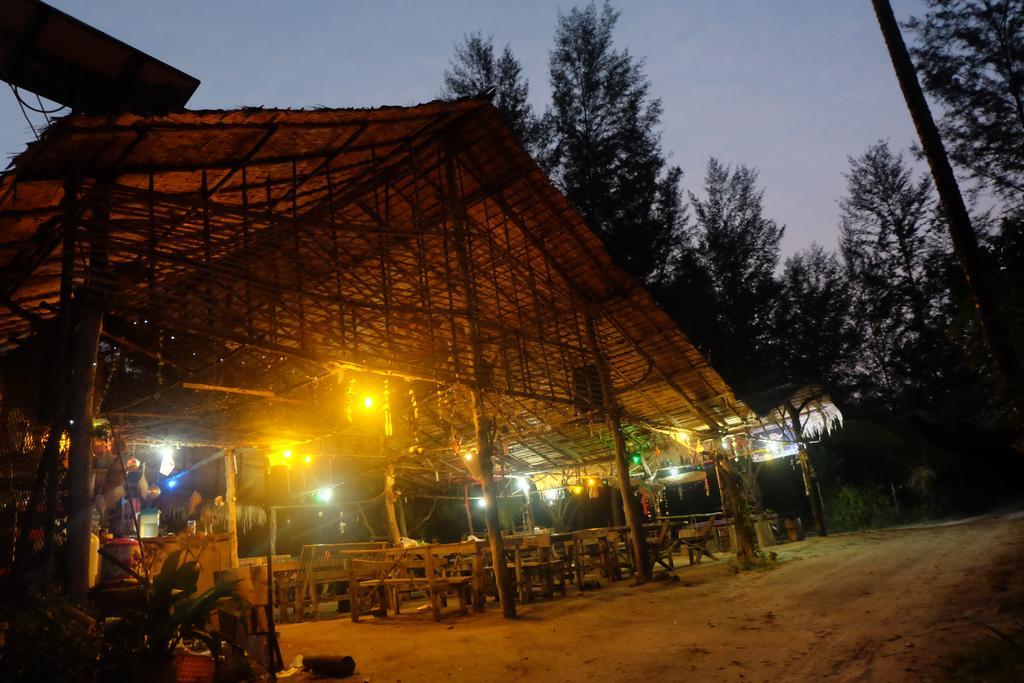 Hotel Mr. Chuoi Bar And Hut Ko Phra Thong Zewnętrze zdjęcie